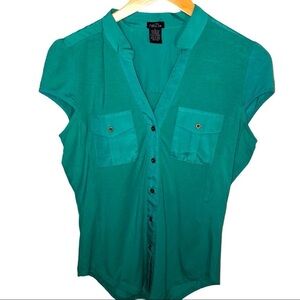 3/$25 🍄 Rue21 Green V-neck Capped Sleeve Summer Shirt Size Large